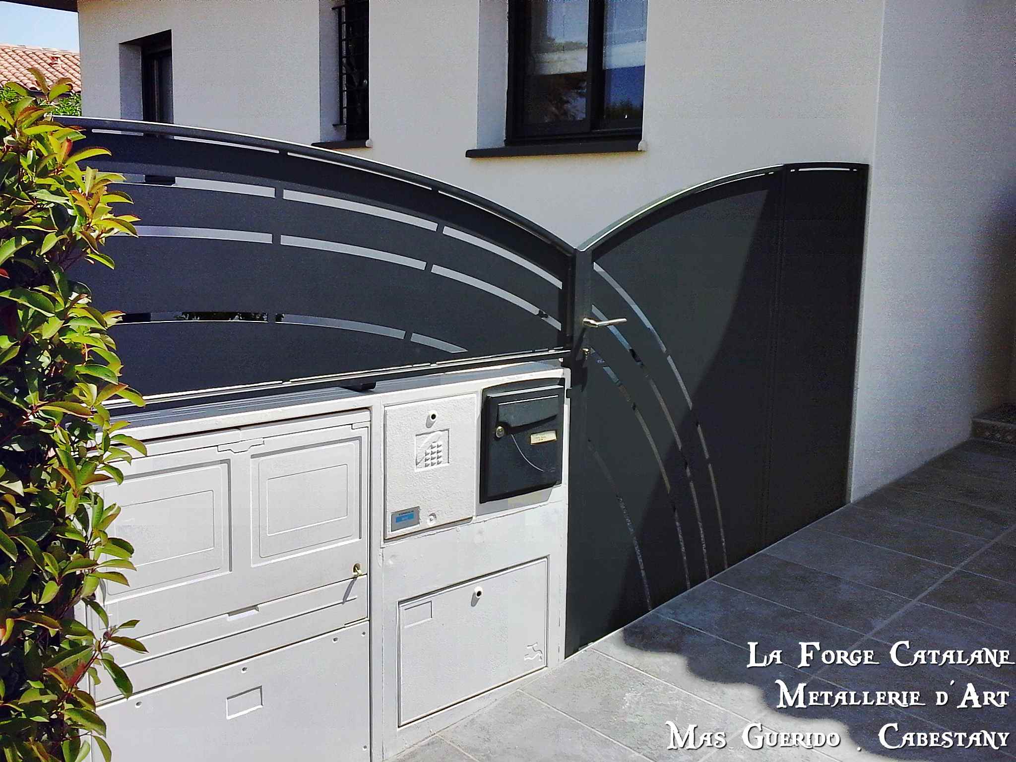 cloture et portillon moderne en decoupe laser  thermolaquage  forge catalane.jpg